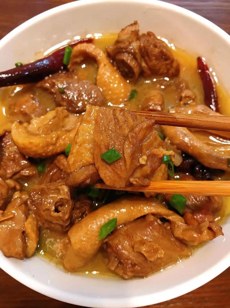 湘韵红烧鸭舌头，回味悠长的传统佳肴(红烧鸭舌头湘菜做法) 湘韵红烧鸭舌头，回味悠长的传统佳肴(红烧鸭舌头湘菜做法) 饮食拾萃